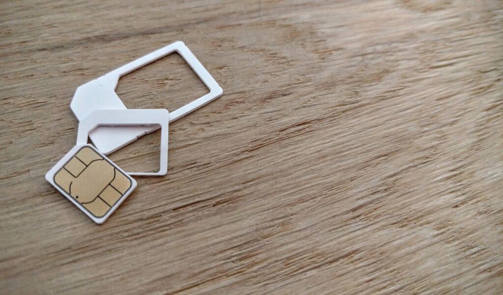 SIMの入れ替え方法と注意点は？